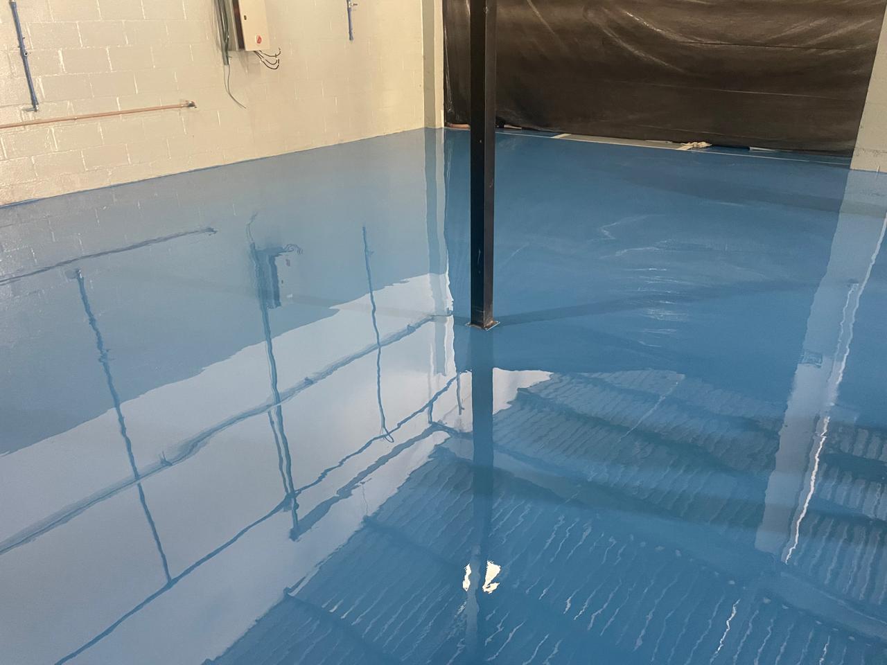Superfície industrial durante aplicação do revestimento de uretano