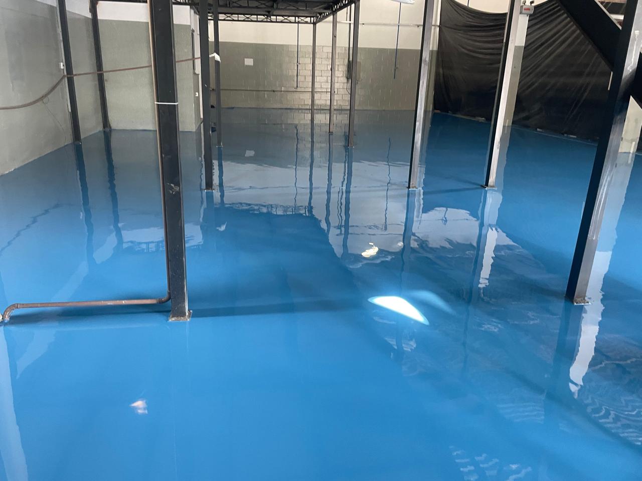 Aplicação de piso de uretano junto a equipamentos industriais