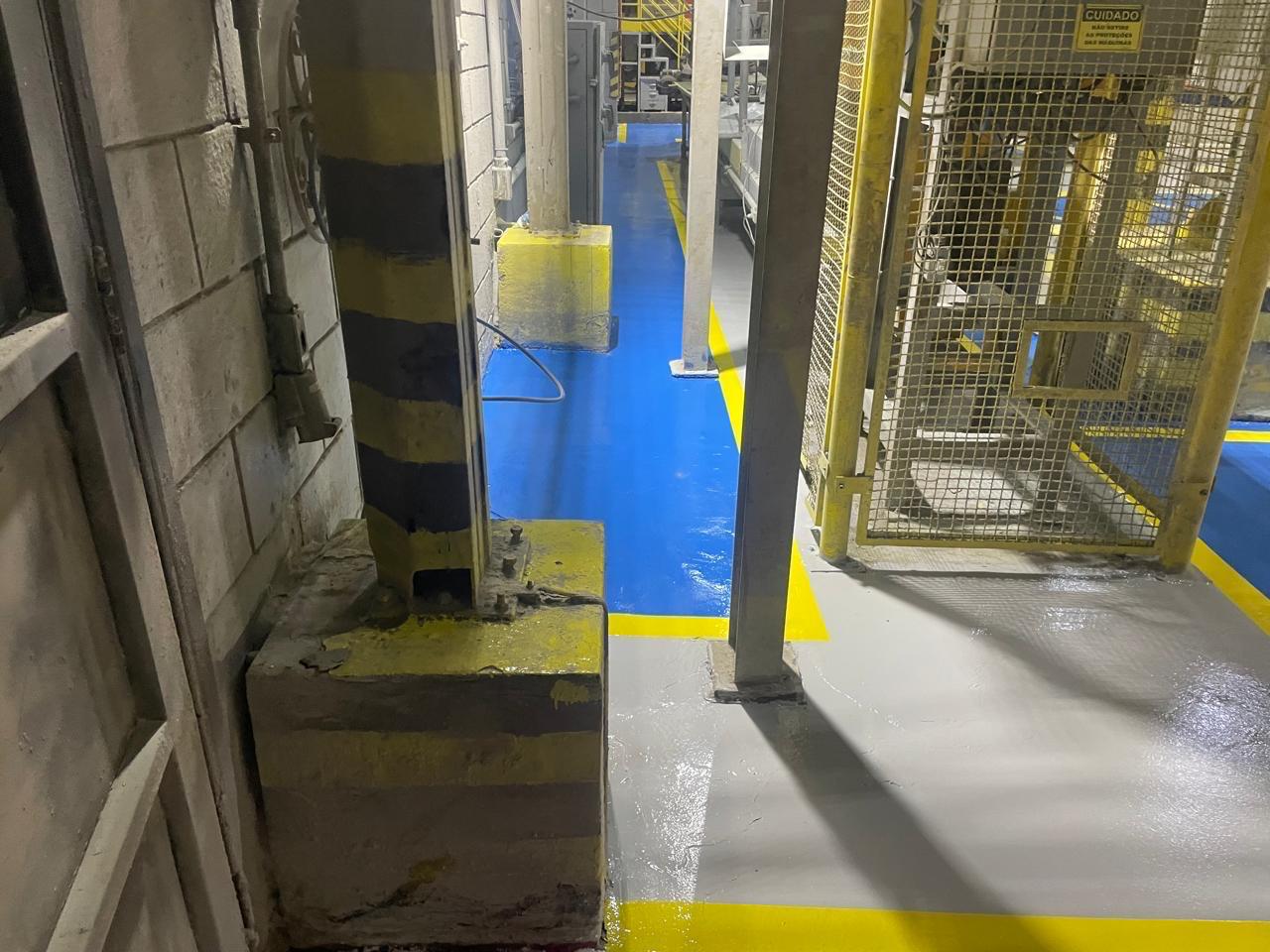 Piso epóxi industrial e demarcação de circulação na Saint-Gobain em São Paulo