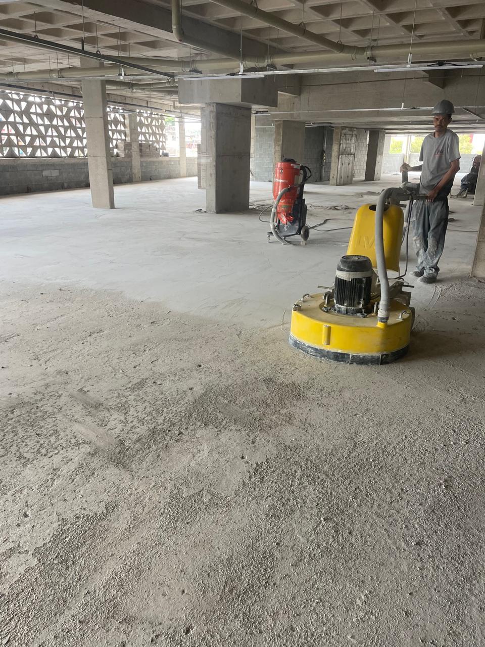 Nivelamento de piso de concreto em obra da Construtora MPD em Osasco
